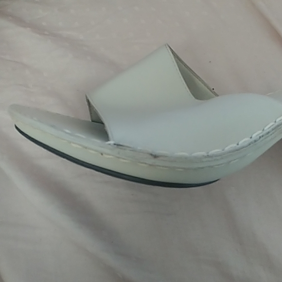 New 2" Off white slides 100%Leather - Picture 6 of 7
